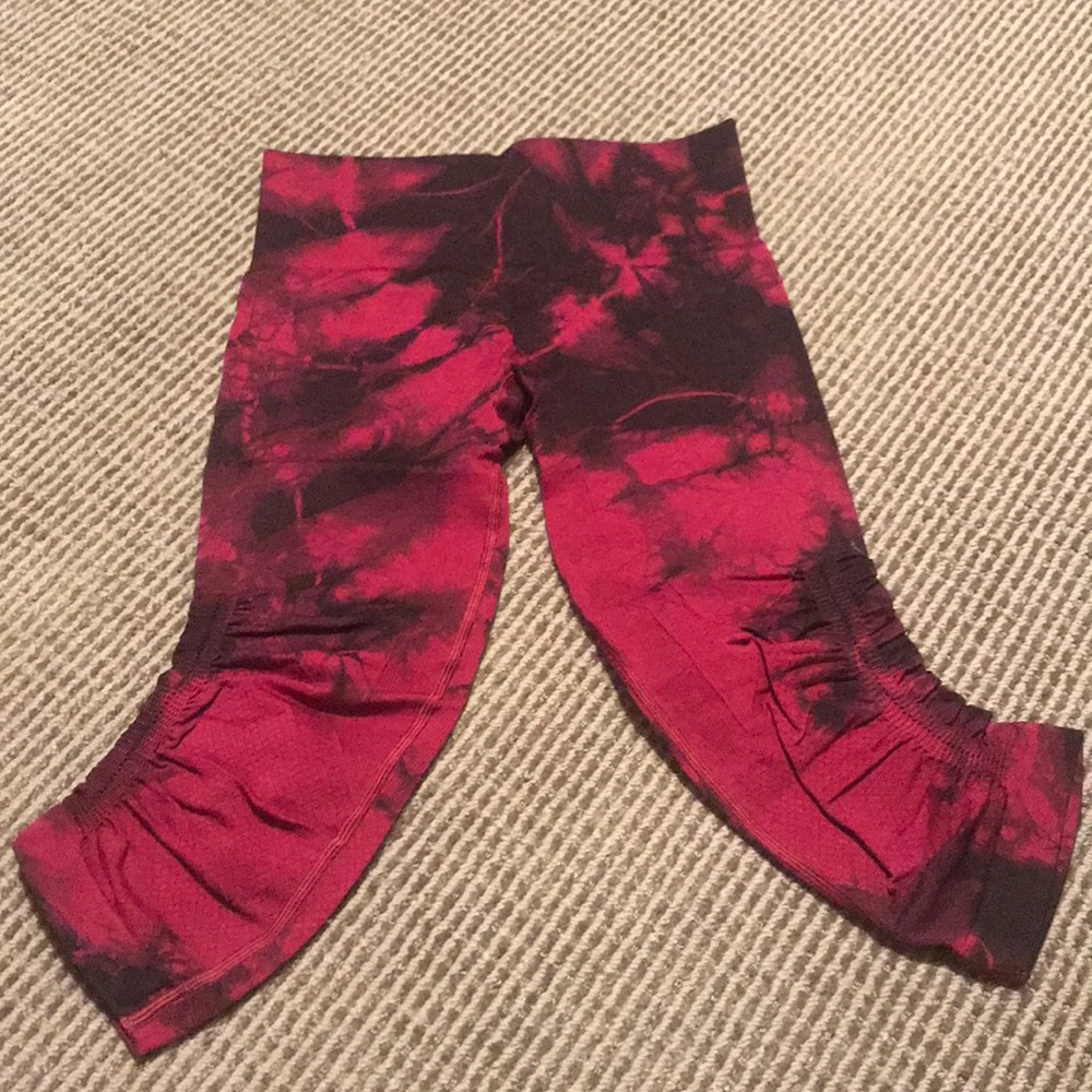 Lululemon in the flow crop 4 berry red tie dye